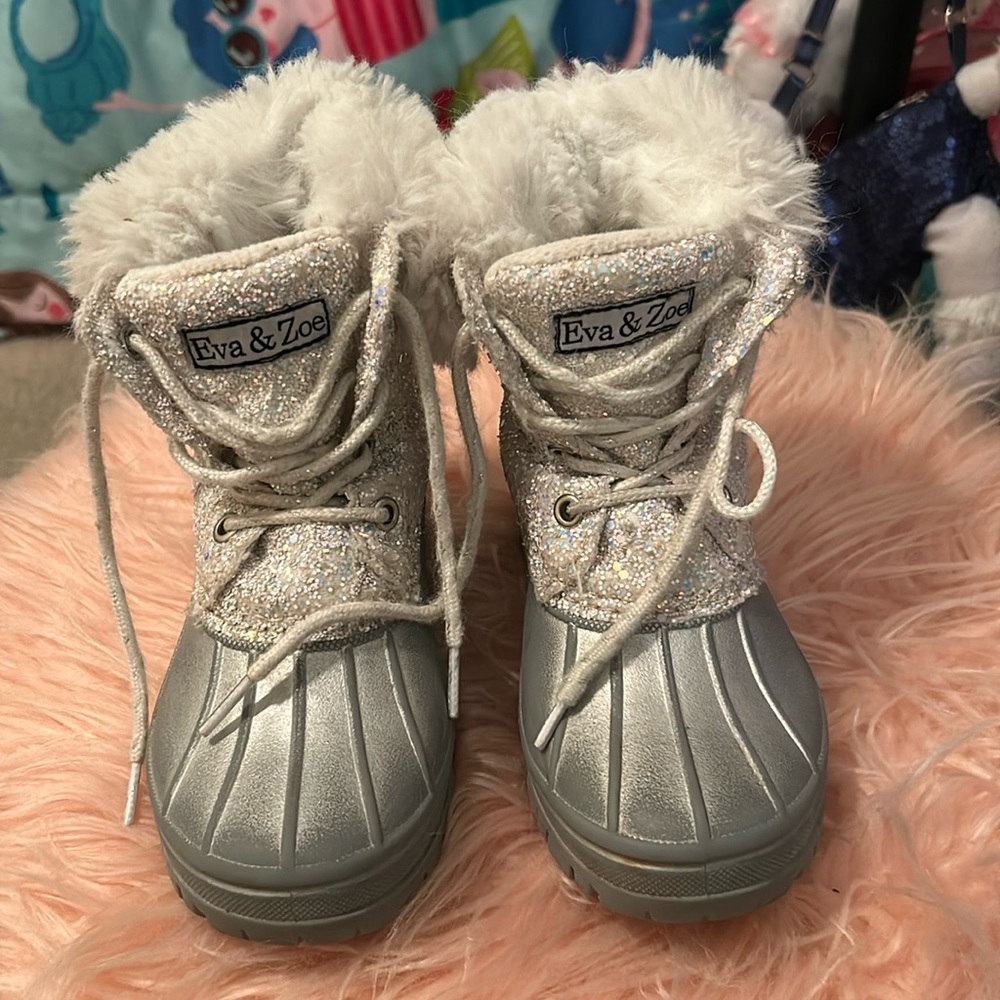 Eva and Zoe Snow Boots 💙❄️☃️